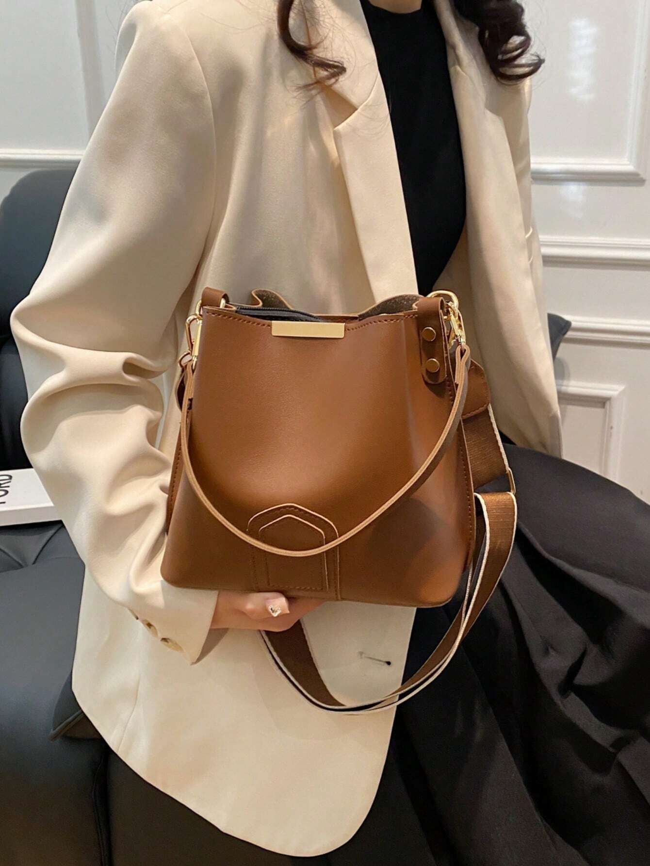 New Fashionable And Unique Casual Bucket Bag, With Vintage Classic High-Quality Texture And Wide Strap, Women's Bag For Shoulder, Crossbody, Handheld Use, Ideal For Work, Commuting, Dating, Shopping And Daily Use, Retro Inspired Bag For Women - 3
