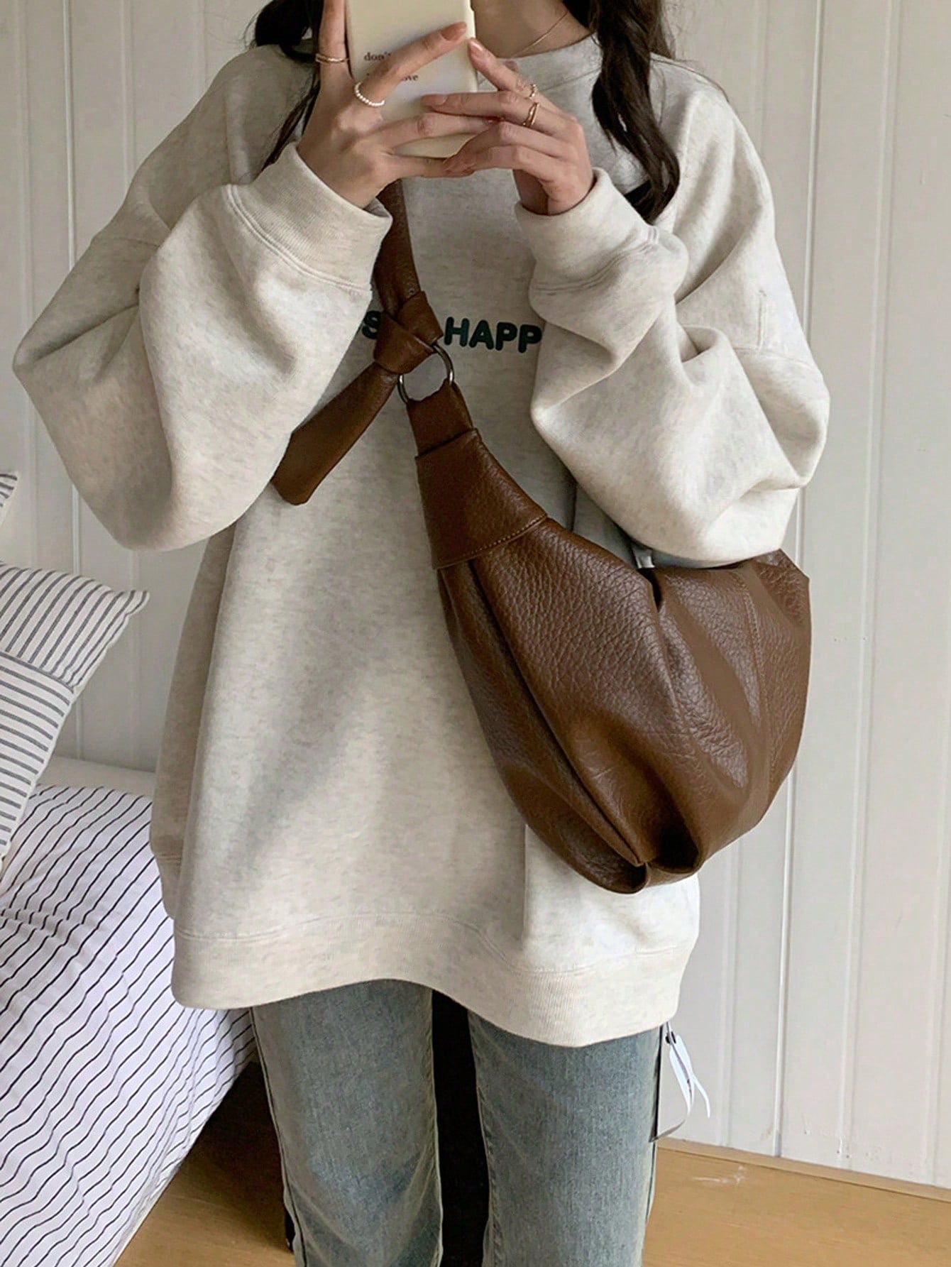 Large-Capacity Retro Soft Leather Pleated Crescent Bag, Featuring A Laid-Back Style, Casual And Versatile, Perfect For Commuting As A Shoulder Or Crossbody Bag.