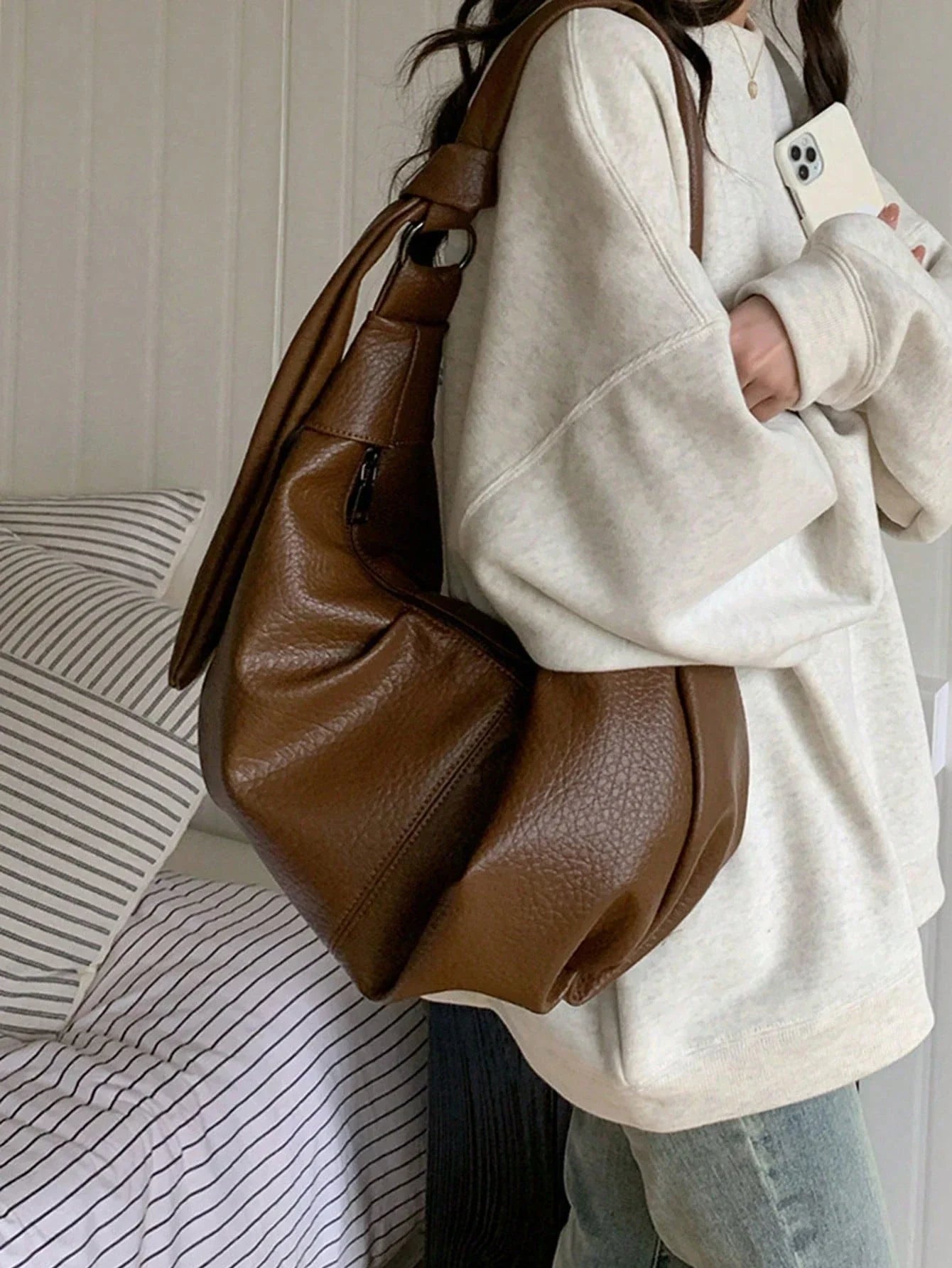 Large-Capacity Retro Soft Leather Pleated Crescent Bag, Featuring A Laid-Back Style, Casual And Versatile, Perfect For Commuting As A Shoulder Or Crossbody Bag.